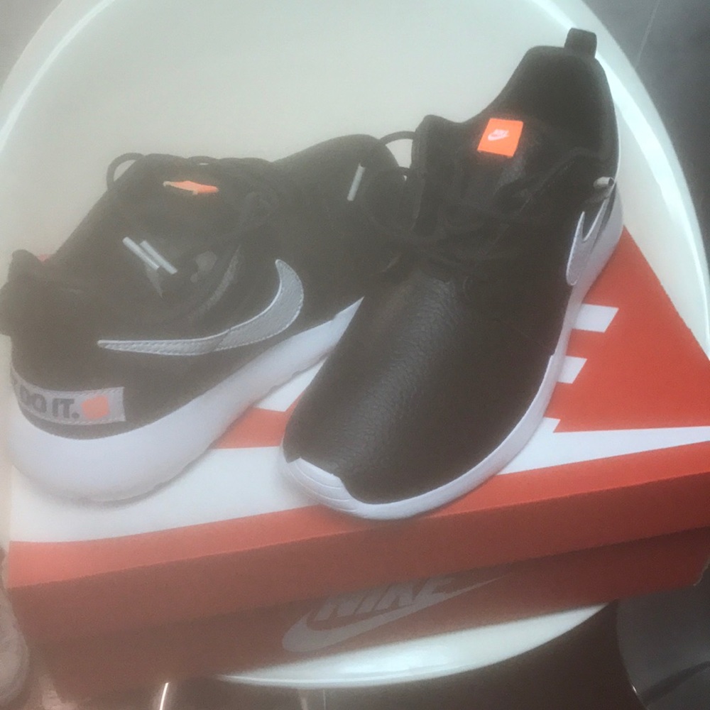 Authentic!! NIKE Sneakers